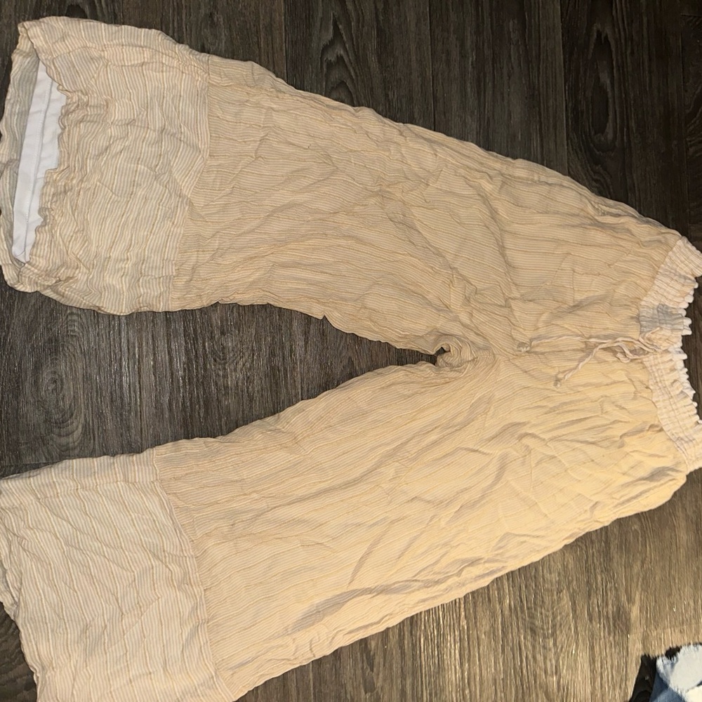 American Eagle White Ruffled Cropped Pants